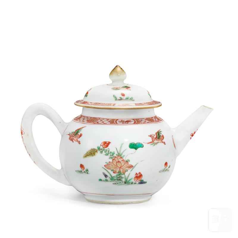 A famille-verte 'lotus pond' teapot and cover, Qing dynasty, Kangxi period | 清康熙 五彩荷雁圖帶蓋茶壺 - 图1